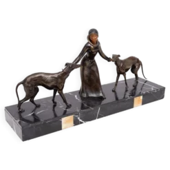 Sculpture Art Déco d'une femme avec des lévriers 1920/30 France