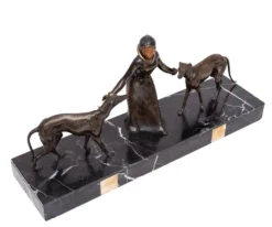Sculpture Art Déco d'une femme avec des lévriers 1920/30 France