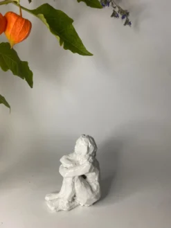 Sculpture assise blanche en céramique