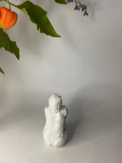 Sculpture assise blanche en céramique