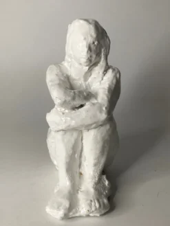 Sculpture assise blanche en céramique