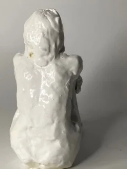 Sculpture assise blanche en céramique