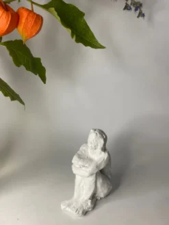 Sculpture assise blanche en céramique
