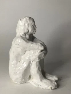 Sculpture assise blanche en céramique