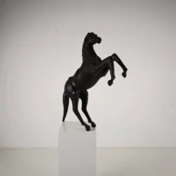 Sculpture de cheval en cuir antique du début du 20e siècle avec des yeux en verre
