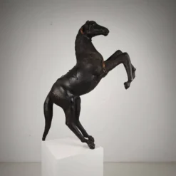 Sculpture de cheval en cuir antique du début du 20e siècle avec des yeux en verre