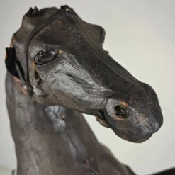 Sculpture de cheval en cuir antique du début du 20e siècle avec des yeux en verre