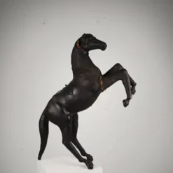 Sculpture de cheval en cuir antique du début du 20e siècle avec des yeux en verre