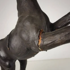 Sculpture de cheval en cuir antique du début du 20e siècle avec des yeux en verre