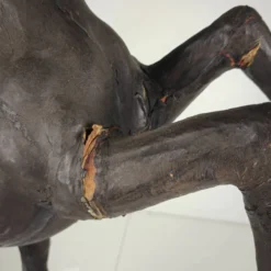 Sculpture de cheval en cuir antique du début du 20e siècle avec des yeux en verre