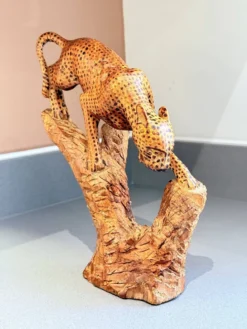 Sculpture de léopard africain sculptée à la main sur tronc d'arbre, figure d'art populaire tribal