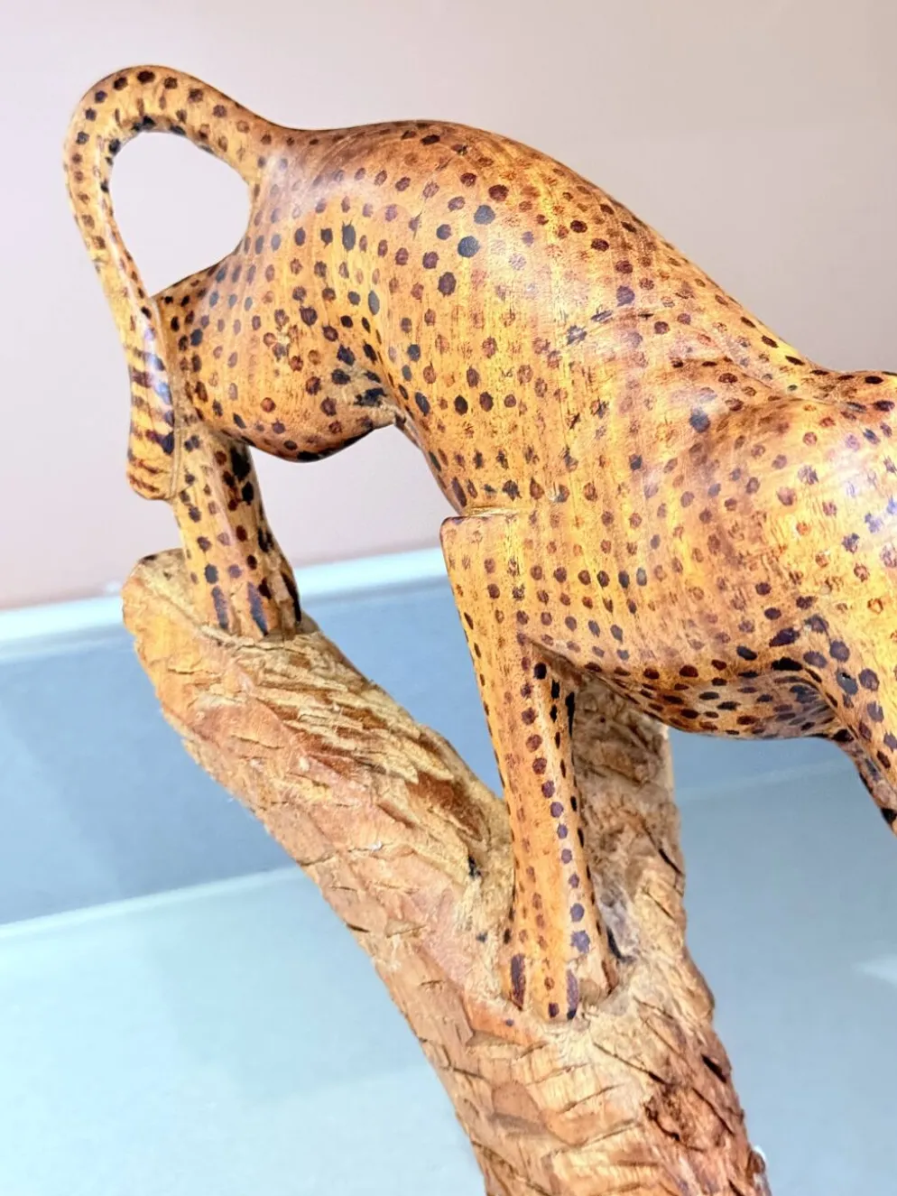Sculpture de léopard africain sculptée à la main sur tronc d'arbre, figure d'art populaire tribal