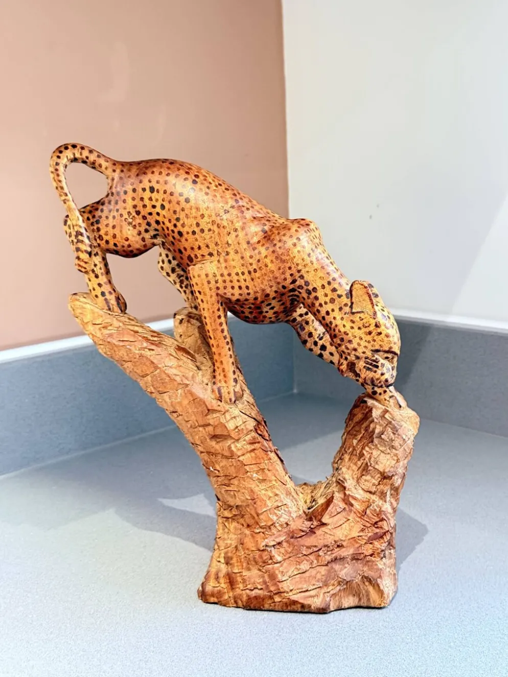 Sculpture de léopard africain sculptée à la main sur tronc d'arbre, figure d'art populaire tribal