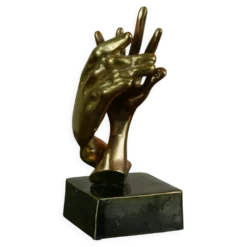 sculpture de mains entrelacées en bronze doré, signée Lohé.
