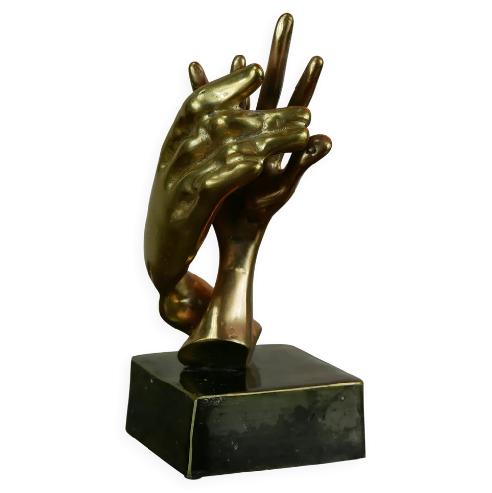 sculpture de mains entrelacées en bronze doré, signée Lohé.