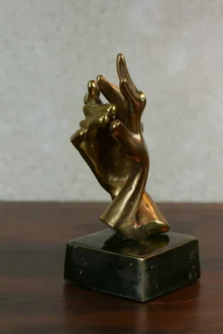sculpture de mains entrelacées en bronze doré, signée Lohé.