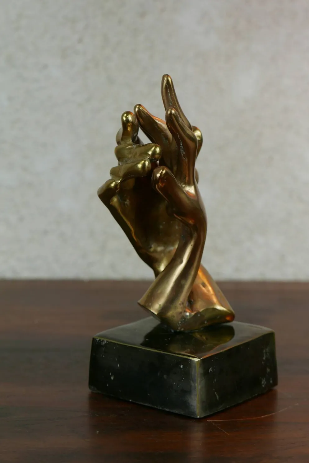 sculpture de mains entrelacées en bronze doré, signée Lohé.