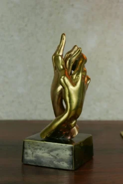 sculpture de mains entrelacées en bronze doré, signée Lohé.