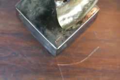 sculpture de mains entrelacées en bronze doré, signée Lohé.