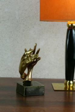 sculpture de mains entrelacées en bronze doré, signée Lohé.