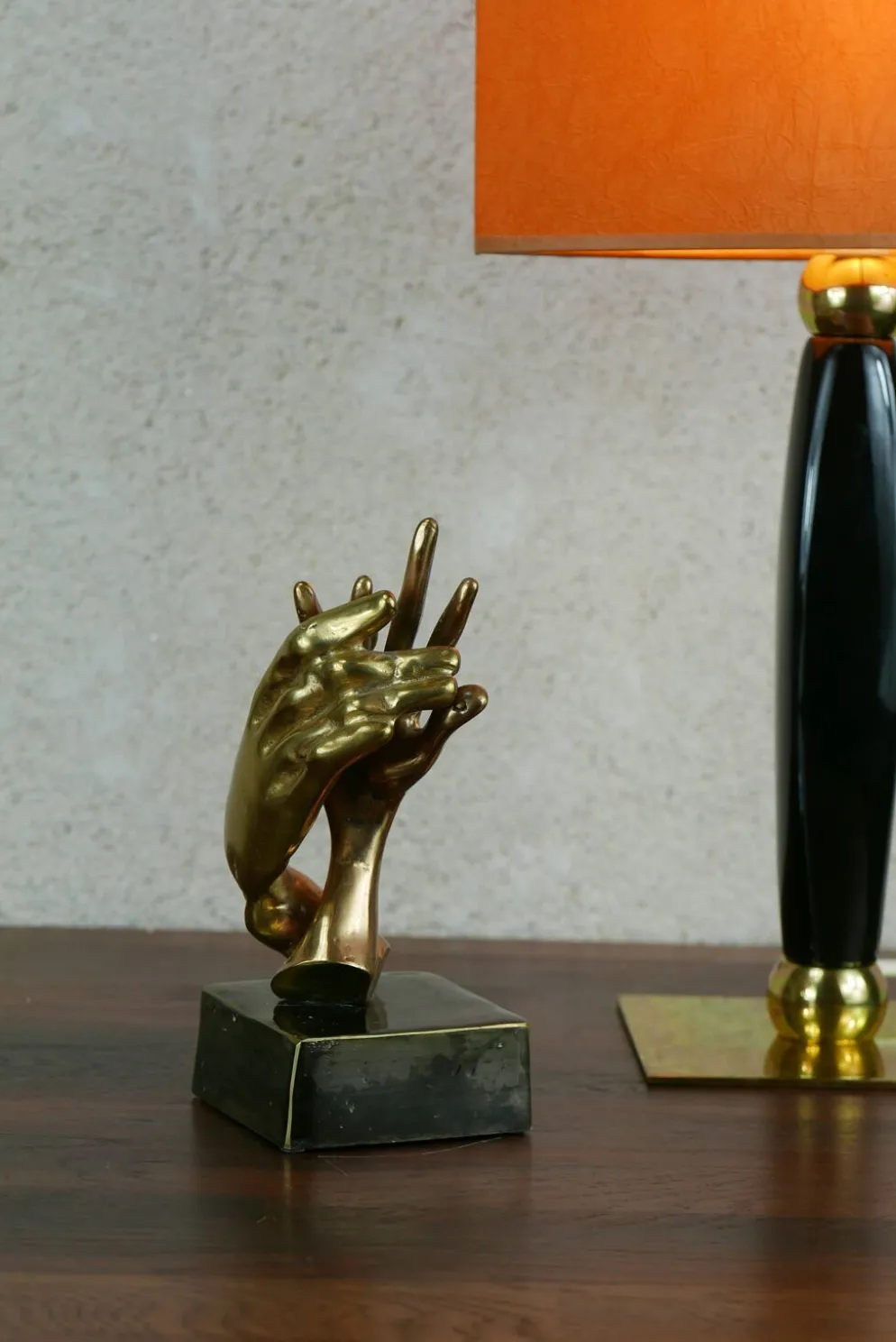 sculpture de mains entrelacées en bronze doré, signée Lohé.