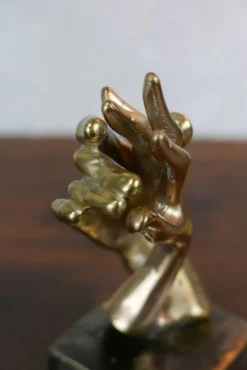 sculpture de mains entrelacées en bronze doré, signée Lohé.