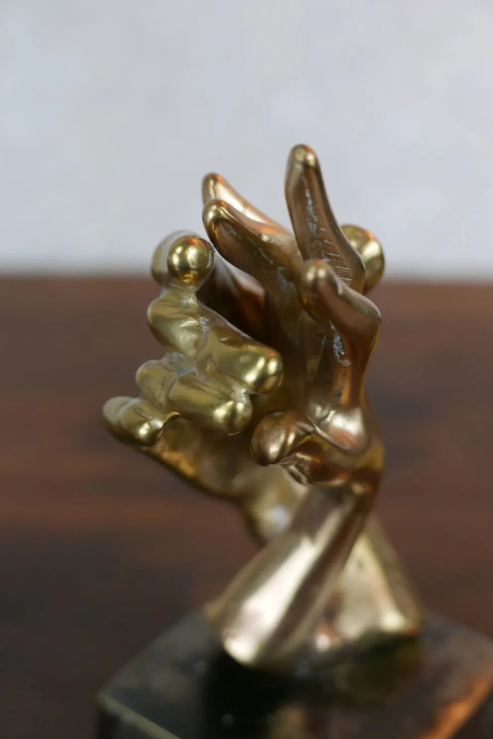 sculpture de mains entrelacées en bronze doré, signée Lohé.
