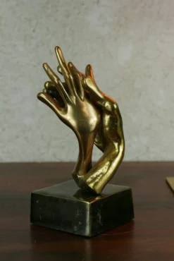 sculpture de mains entrelacées en bronze doré, signée Lohé.