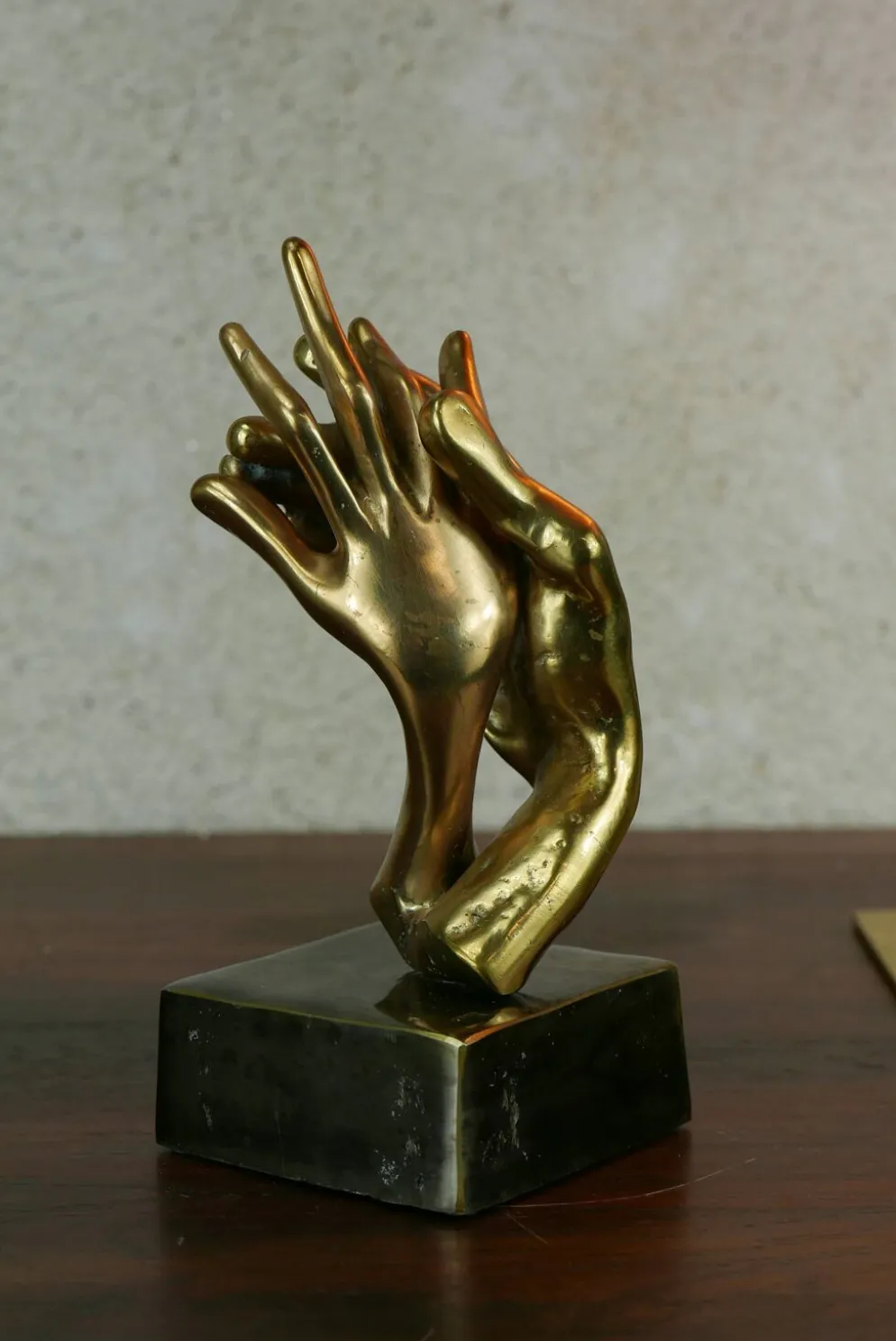 sculpture de mains entrelacées en bronze doré, signée Lohé.