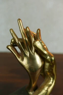 sculpture de mains entrelacées en bronze doré, signée Lohé.
