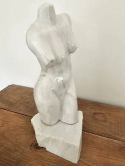 Sculpture de torse féminin en marbre blanc