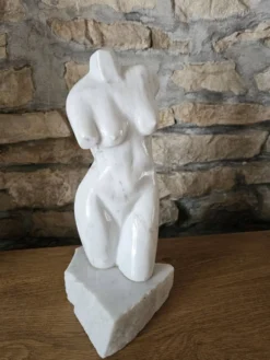 Sculpture de torse féminin en marbre blanc