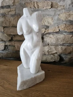 Sculpture de torse féminin en marbre blanc
