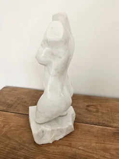 Sculpture de torse féminin en marbre blanc