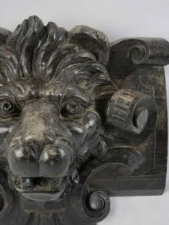 Sculpture de tête de lion en bois teinté