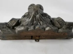 Sculpture de tête de lion en bois teinté