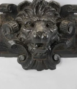 Sculpture de tête de lion en bois teinté