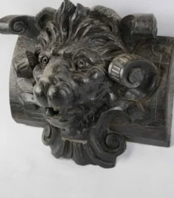 Sculpture de tête de lion en bois teinté