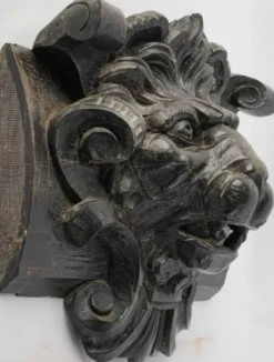 Sculpture de tête de lion en bois teinté