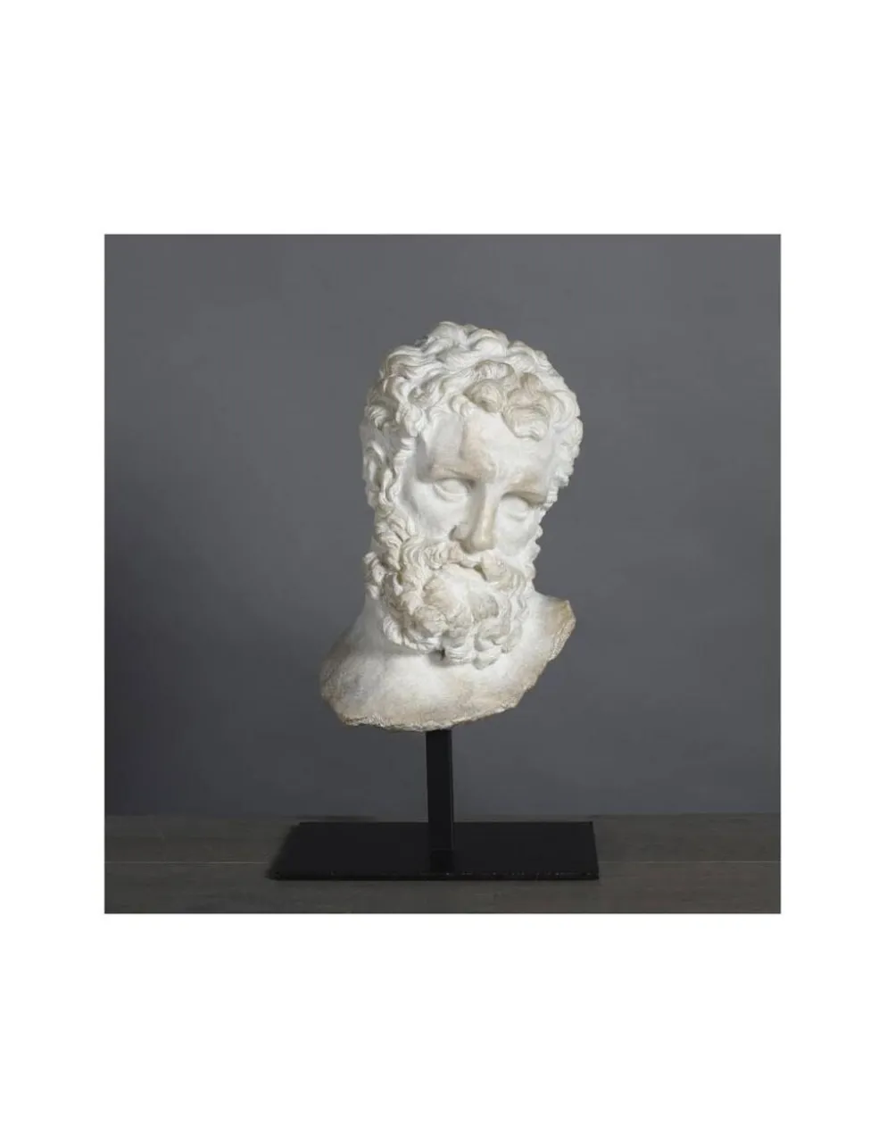 Sculpture de Tête d'Hercule, petite taille, en résine et socle en métal.