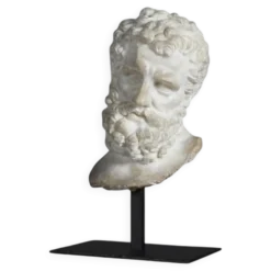 Sculpture de Tête d'Hercule, petite taille, en résine et socle en métal.