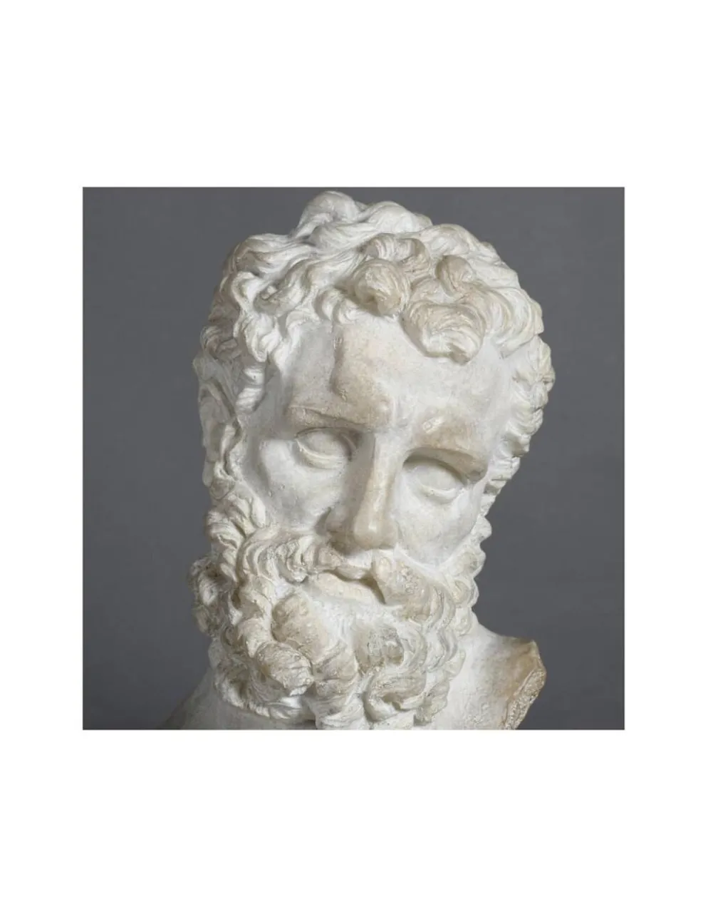 Sculpture de Tête d'Hercule, petite taille, en résine et socle en métal.