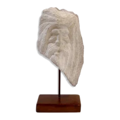 Sculpture de tête en pierre taillée