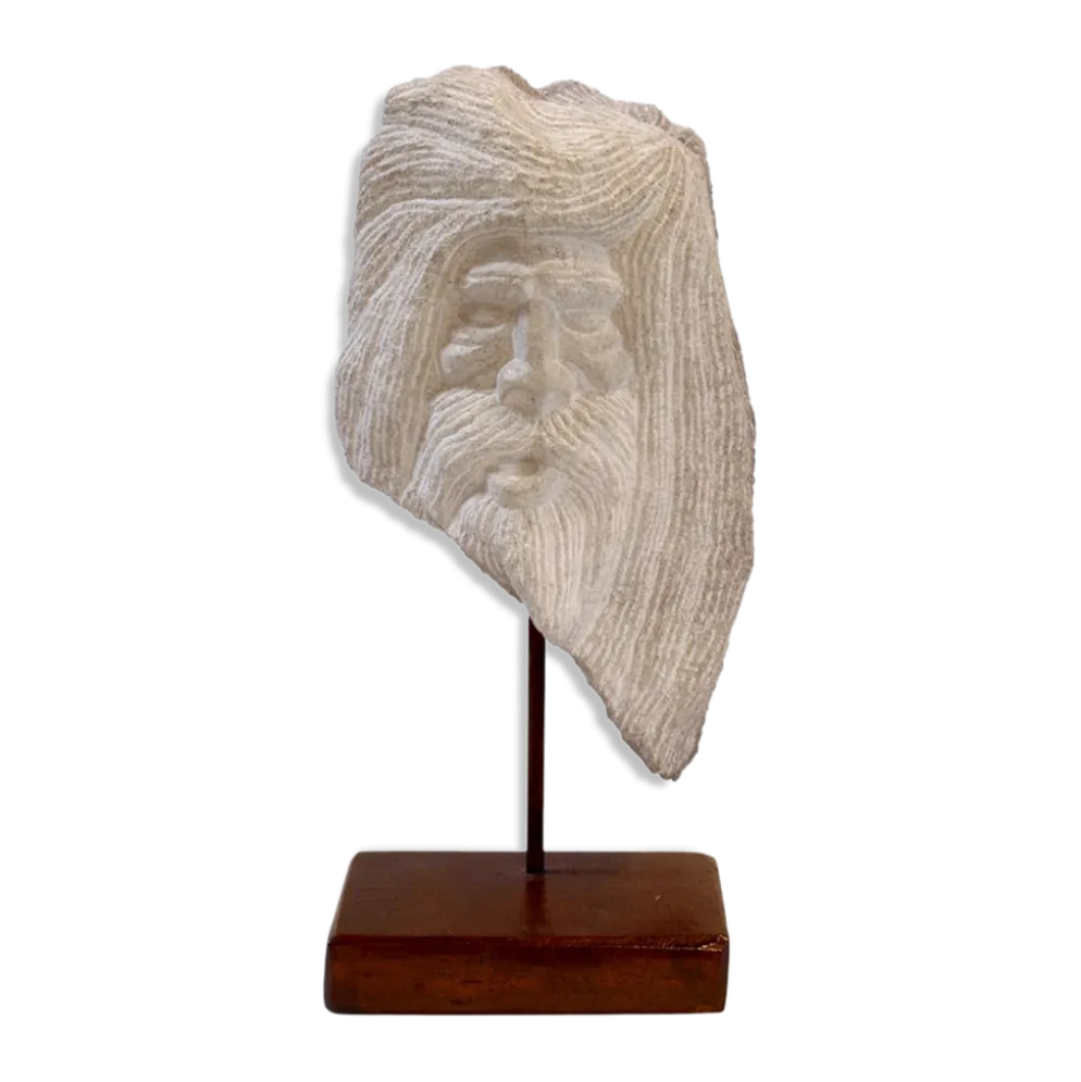 Sculpture de tête en pierre taillée
