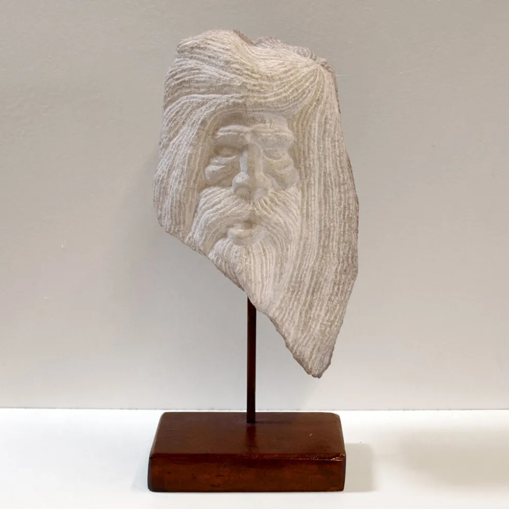 Sculpture de tête en pierre taillée