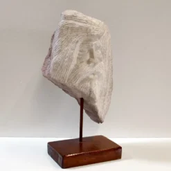 Sculpture de tête en pierre taillée