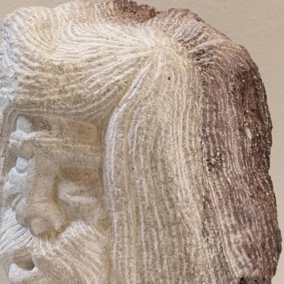 Sculpture de tête en pierre taillée