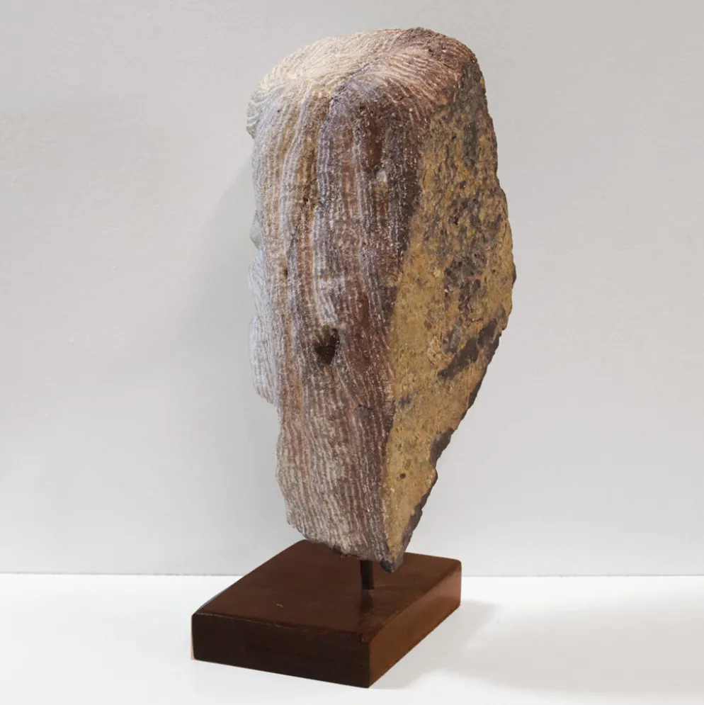 Sculpture de tête en pierre taillée