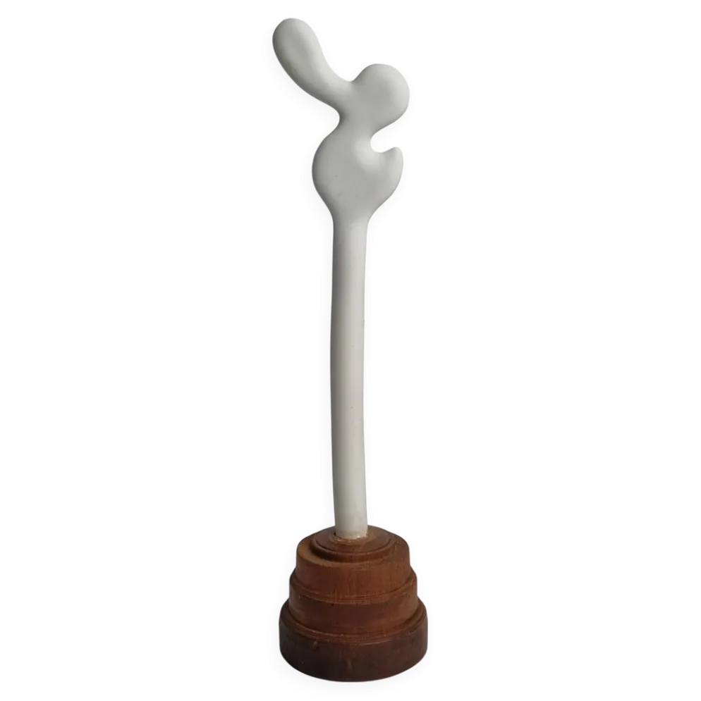 Sculpture d’inspiration biomorphique, sur socle en bois industriel, 28 cm