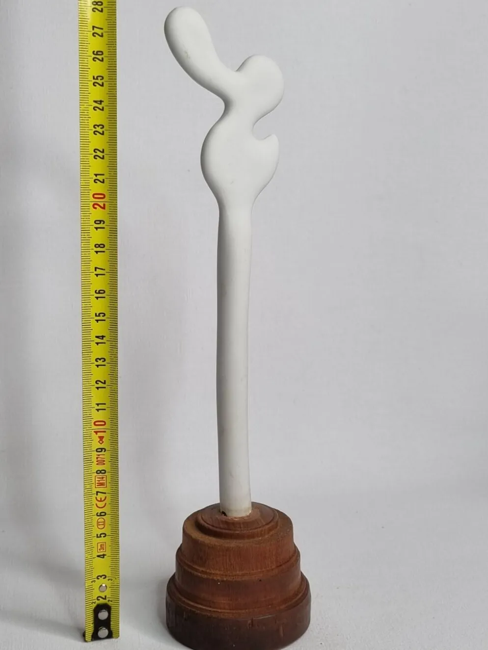 Sculpture d’inspiration biomorphique, sur socle en bois industriel, 28 cm